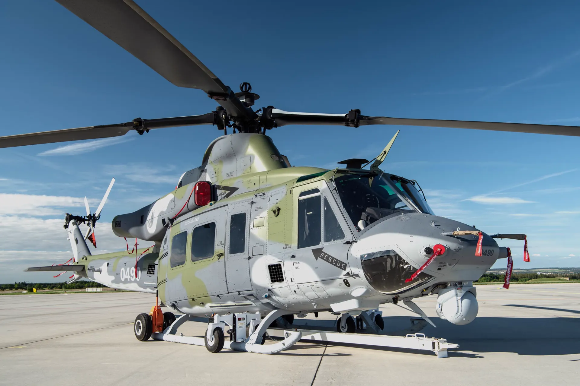 Vrtulník UH-1Y Venom na základně u Náměště