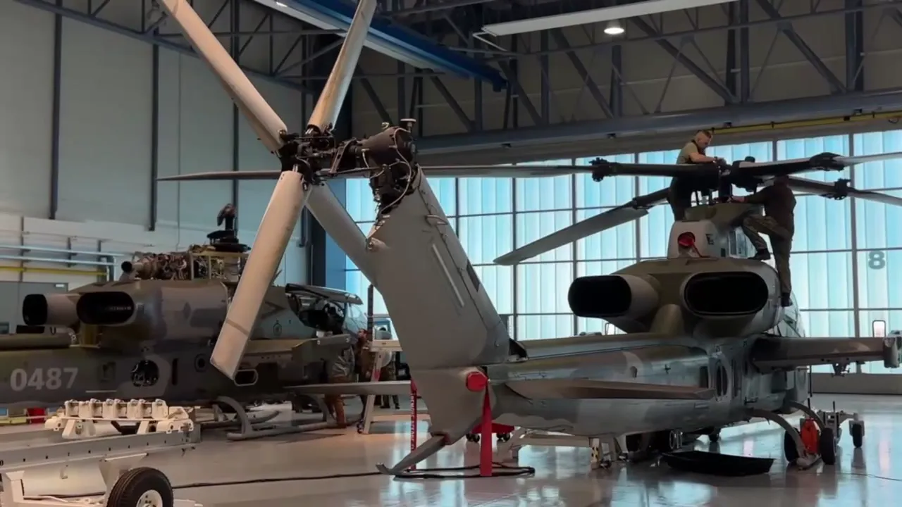 Technici pracují na avionice vrtulníku v hangáru